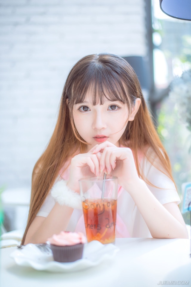 “嗯，家父最近身体不适，妾身明日想回娘家一趟。”美妇有些为难的看向刘璝，毕竟自己夫君久在军中，难得回来，自己却不能够陪伴左右，心中有些愧疚。